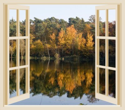 Geöffnetes Holzfenster mit Blick auf Wakd und See